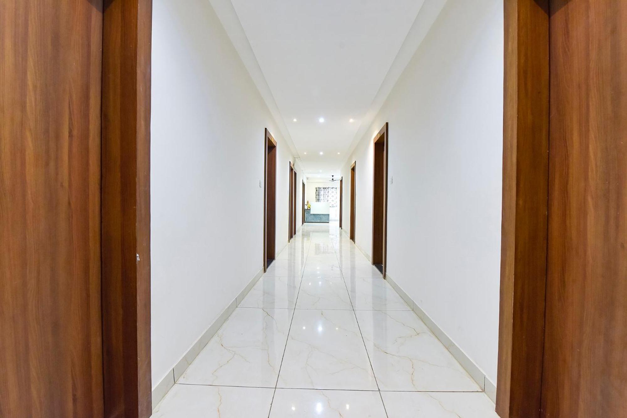 Fabhotel Grand Vista *